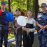 В Брянске росгвардейцы раздали триколор ко Дню флага - БрянскToday.Ru