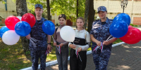 В Брянске росгвардейцы раздали триколор ко Дню флага - БрянскToday.Ru