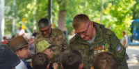 В волгоградском «Орленке» ветераны СВО рассказали детям о значении триколора - Родной город Волгоград