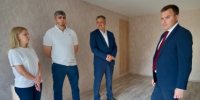 Дмитрий Карасев проверил ремонт квартир для детей-сирот - Администрация города