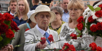 В Рязани возложили цветы к памятнику Победы в честь 83-й годовщины окончания Курской битвы - RyazPressa.Ru