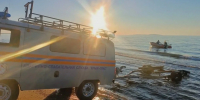 В Крыму спасли унесенных в море на сапбордах мужчину и ребенка - Комсомольская Правда
