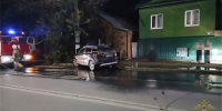 Фото с места жесткой аварии на улице Чапаева. Молодого человека увезли на скорой - КТВ-ЛУЧ