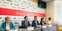 Пресс‑конференция в Челябинском областном пресс‑центре. В кадре - пять спикеров, сидящих за длинным столом: перед каждым - микрофон, табличка с именем и стакан воды. Автор фото - Светлана Епифанцева, министерство образования и науки Челябинской области, Изображение. - Правительство Челябинской области