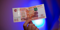 Блогеры бросили пятитысячную купюру в водоём на Мамаевом кургане - ИА Общественная служба новостей