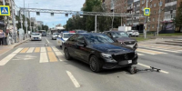 В Самаре госпитализирован ребенок, выехавший на самокате на "красный" под колеса Mercedes-Benz - Волга Ньюс
