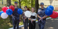Росгвардейцы провели патриотическую акцию в преддверии Дня Государственного флага в Брянске - Унечская газета