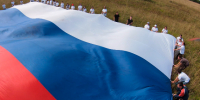 Молодёжь Марий Эл поднялась на самую высокую гору республики с огромным флагом России - Газета Ваш Новый День