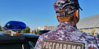 Росгвардейцы задержали мужчину, разбившего окно в многоквартирном доме (ФОТО) - Росгвардия