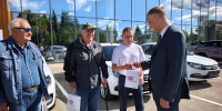 Управляющий отделением СФР по Республике Коми Антон Хозяинов вручил ключи от автомобилей пострадавшим на производстве - Социальный фонд России
