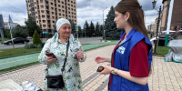 В Магасе жители и гости столицы получили ленточки российского триколора - Единая Россия