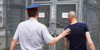 В Крыму осудили курьера аферистов, выманившего у стариков миллионы - Комсомольская Правда