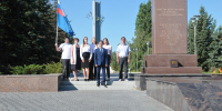 Возложение цветов к Вечному Огню в Парке Победы на Соколовой горе в преддверии 83-й годовщины разгрома советскими войсками немецко-фашистских войск в Курской битве. - УФК по Саратовской области
