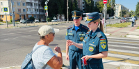 В преддверии Дня флага Российской Федерации сотрудники МЧС провели акцию «Российский триколор» - МЧС