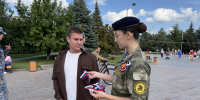 500 лент-триколоров раздали тюменцам на Цветном бульваре в честь Дня Государственного флага - ИА Тюменская линия