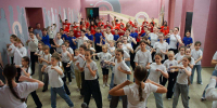 Участники художественной самодеятельности в Юже устроили флешмоб, посвященный Дню государственного флага - Газета Светлый Путь