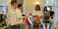 В честь дня Государственного флага Российской Федерации сотрудники УФК по Воронежской области присоединились к акции «Цвета Родины», члены Молодёжного совета Управления вручили сотрудникам ленты и флажки в цветах Российского триколора - УФК по Воронежской области