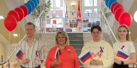 В честь Дня Государственного флага Российской Федерации 21.08.2026 руководитель Наталья Зиновьева и сотрудники УФК по Воронежской области присоединились ко Всероссийской акции «Цвета Родины». - УФК по Воронежской области