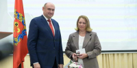 Евгений Солнцев вручил педагогам Оренбургской области благодарности и памятные знаки - Орская Газета