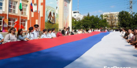 В Белгороде молодёжь развернула 20-метровый триколор - БелПресса