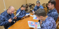 Триколор в каждом окне: сотрудники УИИ и ИК-7 присоединились к акции «Флаг России в каждый дом» - УФСИН