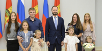 Виталий Королев в день флага России вручил награды жителям Тверской области - Афанасий-биржа