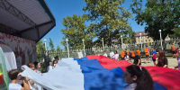 Дети растягивают флаг России - Министерство труда и соцразвития
