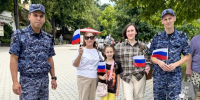 На Ставрополье росгвардейцы поздравили земляков с Днем Государственного флага России - Росгвардия