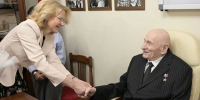 Заместитель председателя Правительства РФ Татьяна Голикова выразила признательность известному уральскому врачу Семену Спектору за его значимый вклад в медицину. - Газета Берёзовский рабочий