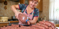 Фарш больше не леплю руками: беру пластиковую бутылку — и за минуты получаю гору сочных мясных колбасок - Pro Город Ухта