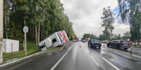 Пассажирский автобус опрокинулся на Выборгском шоссе, пострадали 5 человек - 47Channel.Ru
