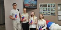 Молодежный совет провел акцию ко Дню Государственного флага Российской Федерации и поздравил сотрудников с наступающим праздником. - УФК по Саратовской области