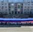 На фото участники акция ко Дню Государственного флага России, Изображение. - U74.Ru