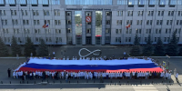 На фото участники акция ко Дню Государственного флага России, Изображение. - U74.Ru