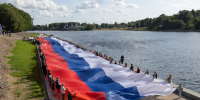 Огромный триколор развернули в Пскове в канун Дня Государственного флага России - Правительство Псковской области