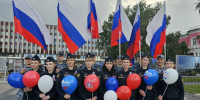 Судебные приставы во главе шествия с огромным триколором в столице Карелии - УФССП России