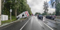 В ДТП с опрокинувшимся автобусом под Всеволожском травмы получили 13 человек — ГУ МВД - Metro Петербург