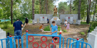 Юные патриоты навели порядок у памятника в Куприяновке в преддверии Дня Российского флага - Центр досуга Мир