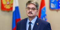 Анатолий Широков: Государственный флаг олицетворяет свободу и независимость, веру и верность идеалам, силу державности и единство нашего народа - Магаданская областная Дума