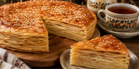 Складываю тонкие блины стопкой с манкой и сахаром: пирог "кадуйский доспешник" выходит слоёным и необычным - Кубанские Новости
