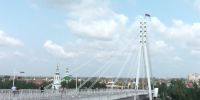 Флаг РФ водрузят на верхний пилон моста Влюбленных в Тюмени - ГТРК Регион-Тюмень