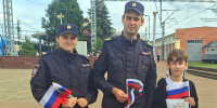 На тверском вокзале транспортные полицейские поздравили пассажиров с Днем флага - Газета Вся Тверь