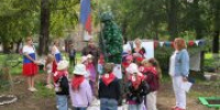 День Государственного флага России: праздник у памятника герою СВО Виктору Волгину - Управление культуры