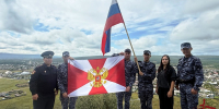 В Бурятии росгвардейцы развернули триколор ко Дню Государственного флага России - Росгвардия