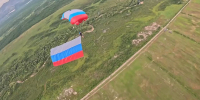 Спортсмены «Спортивной парашютной школы» отметили День государственного флага России в своей стихии — в небе. - Kolyma.Ru
