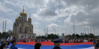 Владивосток отметил День флага патриотическим автопробегом и многометровым триколором - Единая Россия