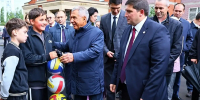 Раис Татарстана Рустам Минниханов открывает обновленный двор в Нижнекамске - Газета Нижнекамская правда