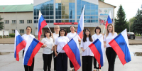 На Советской площади села Раевский прошло патриотическое мероприятие, приуроченное  празднованию Дня Государственного флага Российской Федерации - Отдел культуры