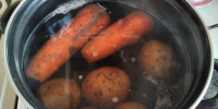 Картофель, свекла и фасоль: когда бросать соль, чтобы не испортить вкус и текстуру - Prochepetsk.ru