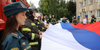 Патриотическая акция в Иванове: молодёжь МЧС и ФНС развернула 10-метровый триколор - МЧС